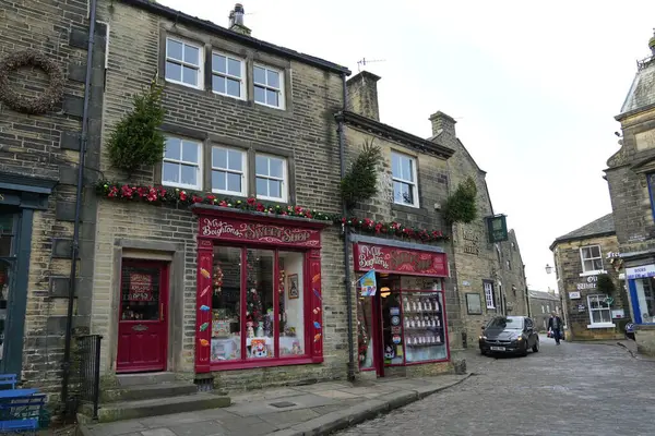 Bayan Beightons, Gürcistan 'ın ana caddesindeki taş binalarda şekerci dükkanı. Haworth, Keighley, West Yorkshire, İngiltere. Kasım 2024. 