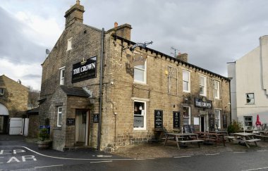 Crown Pub, Hawes, North Yorkshire, İngiltere 'de Yorkshire Pub' da inşa edilen tipik bir taştır. Kasım 2024. 