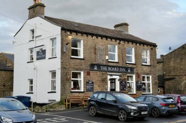 İngiltere 'nin Hawes, North Yorkshire şehrinde Kuzey Yorkshire Pub' ı inşa ettiren geleneksel bir taştır. Kasım 2024. 