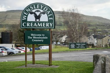 Hawes, North Yorkshire, İngiltere 'deki Wensleydale Mandıra Ziyaretçi Merkezi tabelası. Kasım 2024. 