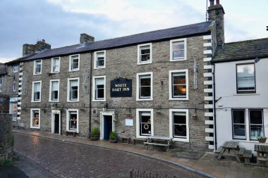 White Hart Inn, Hawes, North Yorkshire, İngiltere 'de 16. yüzyıldan kalma eski bir antrenör hanı. Kasım 2024. 