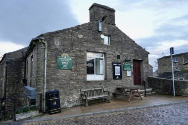 Hawes Kulübü, önceden mısır değirmeni olan taş bir bina. Hawes, Kuzey Yorkshire, İngiltere, İngiltere. Kasım 2024. 