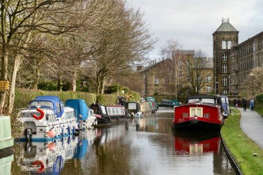 Skipton, North Yorkshire, İngiltere 'deki Leeds ve Liverpool Kanalı' ndaki Canalboat 'lar. Kasım 2024. 