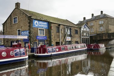 Skipton, North Yorkshire, İngiltere 'deki Leeds ve Liverpool Kanalı' ndaki Canalboat 'lar. Kasım 2024. 