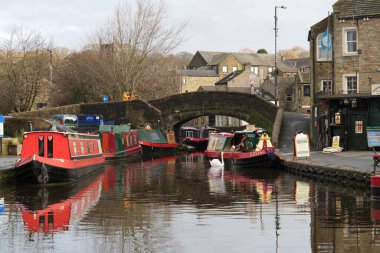 Skipton, North Yorkshire, İngiltere 'deki Leeds ve Liverpool Kanalı' ndaki Canalboat 'lar. Kasım 2024. 