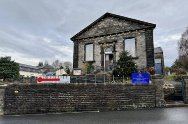 Bradley Metodist Kilisesi fırtınalı bir gökyüzünün altında. Bradley, Keighley, Kuzey Yorkshire, İngiltere, Aralık 2024. 