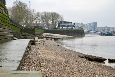 Greenwich, Londra, İngiltere 'deki Thames Nehri kıyısındaki antik ahşap iskele direkleri, Ocak 2025. 