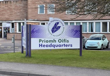 Highland Konsey Merkezi 'nin önünü imzala. Inverness, İskoçya, İngiltere. Şubat 2025. 