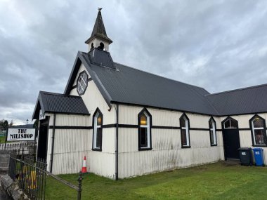 Millshop, 1906 'da inşa edilen eski bir kilise. Fort Augustus, İskoçya, İngiltere. Şubat 2025. 