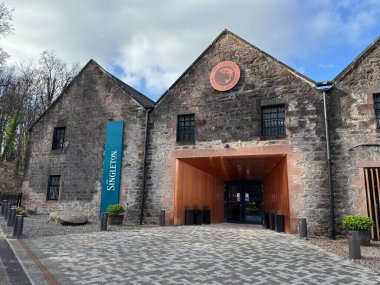 Singleton Damıtma 'nın girişi, Ord Muir, Inverness, İskoçya, İngiltere. Mart 2025. 