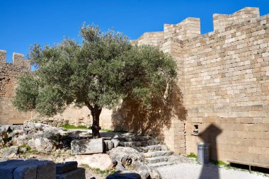 Lindos Akropolis, Lindos, Rodos, Yunanistan 'ın taş duvarları. Şubat 2025. 