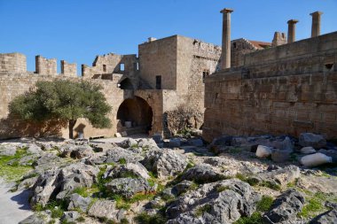 Lindos Akropolis, Lindos, Rodos, Yunanistan 'ın taş duvarları. Şubat 2025. 