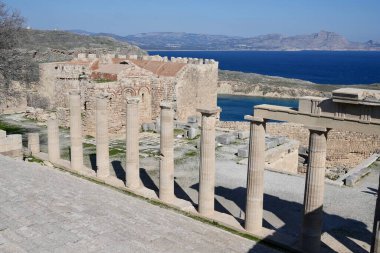 Lindos Akropolis 'teki Athena Lindia Tapınağı' nın taş sütunları. Lindos, Rodos, Yunanistan, Şubat 2025. 