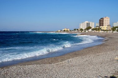 Şubat 2025 'te Yunanistan' ın Rodos şehrinde mavi bir gökyüzünün altında sörf yapmak.. 