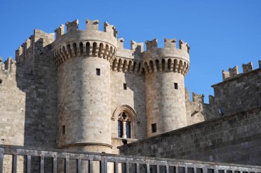 Mavi gökyüzünün altındaki Rodos Şövalyelerinin Büyük Efendisi 'nin Sarayı. Rodos, Yunanistan, Şubat 2025. 