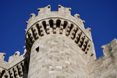 Mavi gökyüzünün altındaki Rodos Şövalyelerinin Büyük Efendisi 'nin Sarayı. Rodos, Yunanistan, Şubat 2025. 