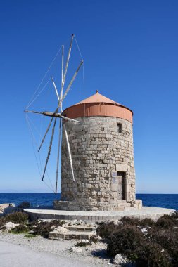 Mavi gökyüzünün altındaki Mandraki 'nin 14. yüzyıl yel değirmenlerinden biri. Rodos, Yunanistan, Şubat 2025. 