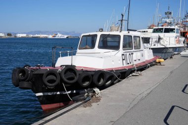 Rodos, Yunanistan, 13 Şubat 2025. Mandraki Marina 'da Pilot Teknesi.