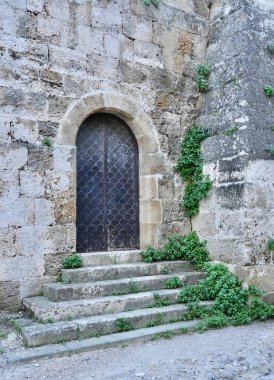 Yunanistan 'ın Rodos kentindeki eski duvarların etrafındaki hendekte antik siyah bir geçit, Şubat 2025. 