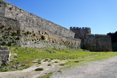 Hendeğin içinden eski şehir duvarlarına giden patika. Rodos, Yunanistan, Şubat 2025. 