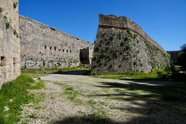 Hendeğin içinden eski şehir duvarlarına giden patika. Rodos, Yunanistan, Şubat 2025. 