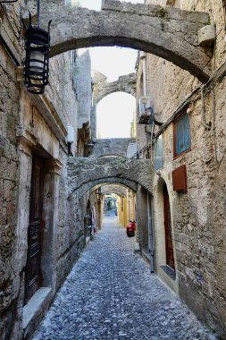 Yahudi Mahallesi, Rodos, Yunanistan 'da Şubat 2025' te taş kemerli dar bir yol.. 