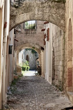 Yahudi Mahallesi, Rodos, Yunanistan 'da Şubat 2025' te taş kemerli dar bir yol.. 