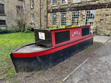 Canalboat Planter Emily, Skipton Kalesi 'ne yakın. Bloom 'daki Skipton' ın bir parçası. Skipton, Kuzey Yorkshire, İngiltere, İngiltere. Mart 2025. 
