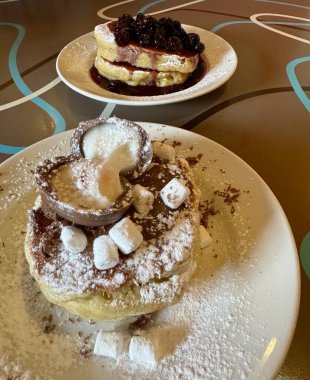 Çikolatalı kremalı ve çilekli krep yığınları..