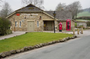 Posta kutusu ve telefon kulübesi olan Köy Dükkanı ve Posta Ofisi. Bolton Abbey, Skipton, İngiltere, İngiltere. 21 Mart 2025. 
