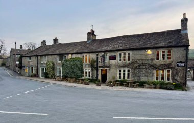 Red Lion, 16. yüzyılda Wharfe ve Burnsall Köprüsü 'nün yanında bir köy hanı. Burnsall, Skipton, İngiltere, İngiltere. Mart 2025. 
