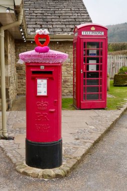 Klasik İngiliz Posta Kutusu ve Telefon Kutusu, üzerinde kalp kapağı olan posta kutusu. Bolton Abbey, Skipton, İngiltere, İngiltere. Mart 2025. 