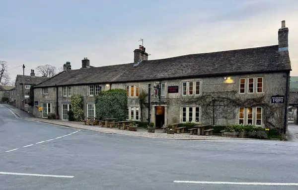 Red Lion, 16. yüzyılda Wharfe ve Burnsall Köprüsü 'nün yanında bir köy hanı. Burnsall, Skipton, İngiltere, İngiltere. Mart 2025. 