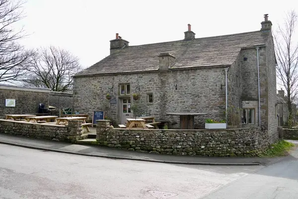 1620 'deki eski malikane. 1701 yılında büyük bir şömine eklendi. Clapham, Kuzey Yorkshire, İngiltere, İngiltere. Mart 2025. 