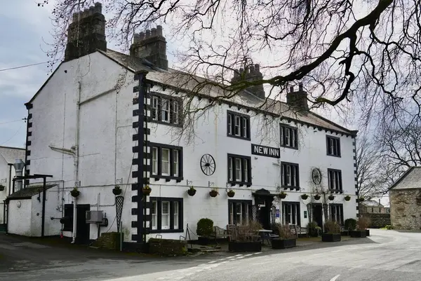New Inn, 1745 'te inşa edilmiş bir 18. yüzyıl koçluk hanı. Clapham, Kuzey Yorkshire, İngiltere, İngiltere. Mart 2025. 