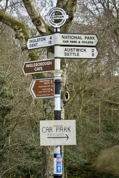 Clapham 'da çeşitli lokasyonlar için metal levha direği. Clapham, Kuzey Yorkshire, İngiltere, İngiltere. Mart 2025. 