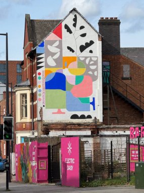 Tracey Meek 'in Derby Şehir Merkezi' nde Electric Daisy Community Garden 'a bakan renkli ve soyut bir sanat eseri. Derby, İngiltere, İngiltere. Mart 2025. 