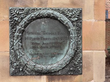 Michael Thomas Bass 'in heykelinde bronz plaket, İngiliz biracı ve parlamento üyesi. 1848-1883 arası. Derby 'de, Cheapside' da. Derby, İngiltere, İngiltere. Mart 2025 