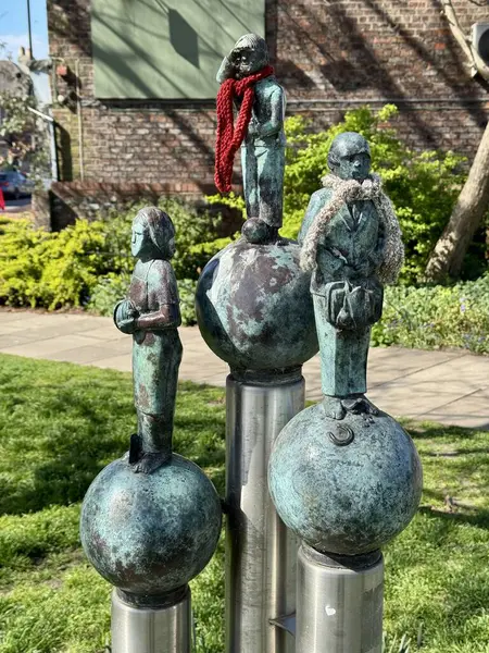 Konuşma Parçası, Bishopthorpe Yolu, York, İngiltere, İngiltere, Nisan 2025 'te Alisa Magnus' un bir heykeli.. 