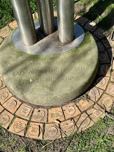 Konuşma Parçası, Bishopthorpe Yolu, York, İngiltere, İngiltere, Nisan 2025 'te Alisa Magnus' un bir heykeli.. 