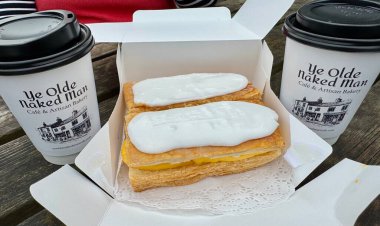 Kuzey Yorkshire, İngiltere 'deki ünlü Ye Old Naked Man Cafe' den vanilya dilimleri ve kahve. Mart 2025. 