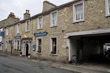 Altın Aslan, 17. yüzyıla dayanan geleneksel bir köy oteli ve koçluk hanı. Yerleş, Kuzey Yorkshire, İngiltere, İngiltere. Mart 2025. 