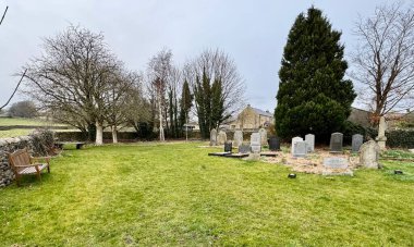 Kilisenin bahçesinde mezarları olan Long Preston Baptist Şapeli. Long Preston, Kuzey Yorkshire, İngiltere, İngiltere. Mart 2025. 