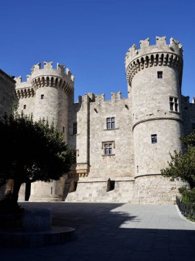 Mavi gökyüzünün altında Rodos Şövalyelerinin Büyük Üstadı 'nın sarayının girişi. Rodos, Yunanistan, Şubat 2025. 