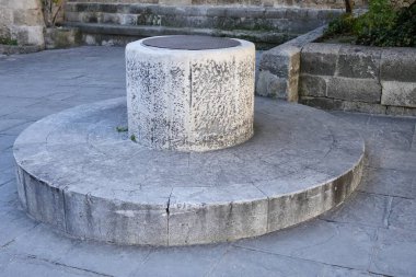 Eski Şehir 'deki antik kuyu. Rodos, Yunanistan, Şubat 2025. 