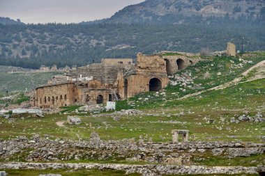 Antik oyma kaya oluşumları Hierapolis, Pamukkale, Türkiye, Şubat 2025. 