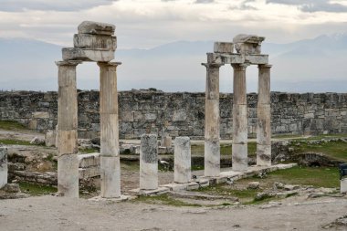 Helenistik Yunan kenti Hierapolis 'teki antik sütunlar. Pamukkale, Türkiye, Şubat 2025. 