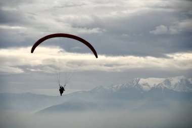 Türkiye Pamukkale 'nin arkasındaki dağlarla Paraglider, Şubat 2025. 
