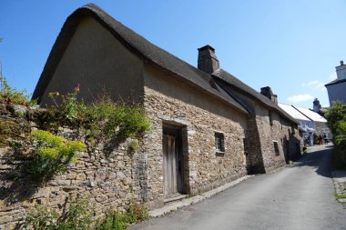 Dittisham, Devon, İngiltere 'deki sazdan çatılı geleneksel köy evi. Mayıs 2025. 