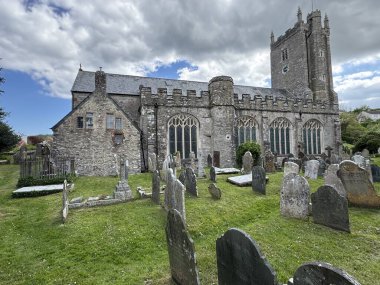 Aziz Georges Kilisesi, 1328 ve 1333 yılları arasında Rektör Sör Richard de Gormersale tarafından restore edildi ve yeniden inşa edildi. Dittisham, Devon, İngiltere. Mayıs 2025. 